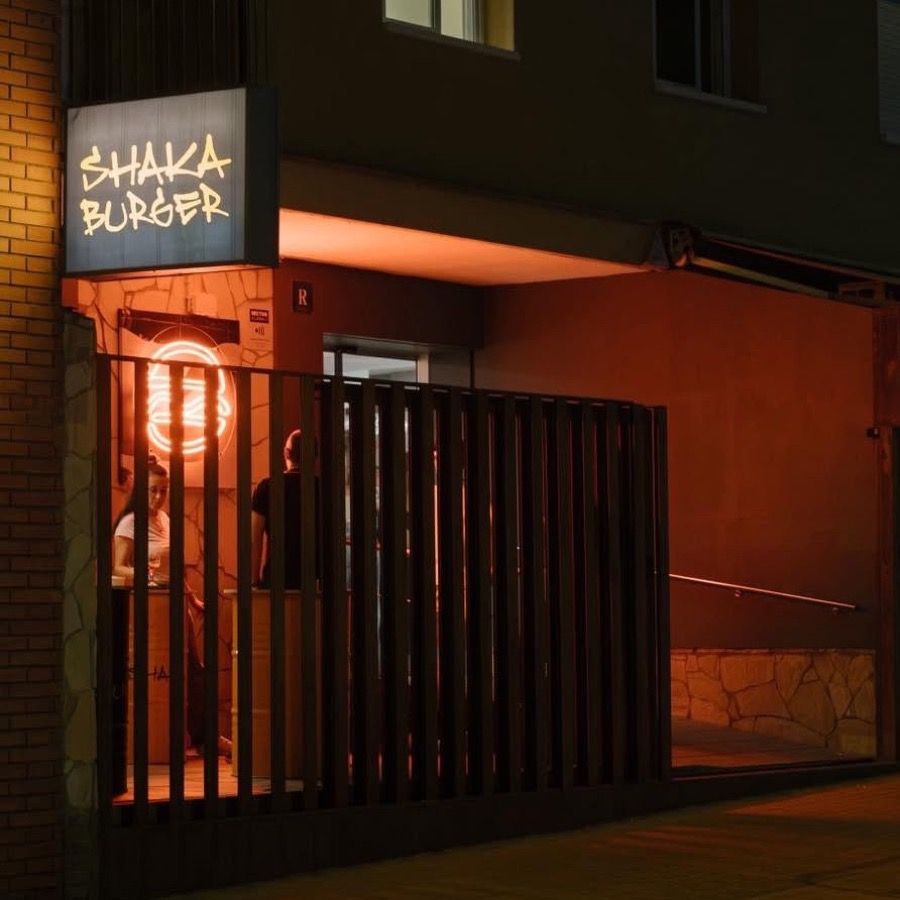 Entrada de Shaka Burger de noche