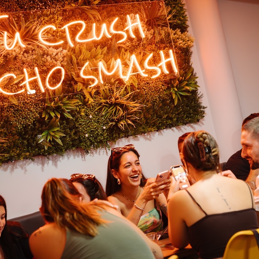 Neón «Tu crush hecho smash» en el comedor