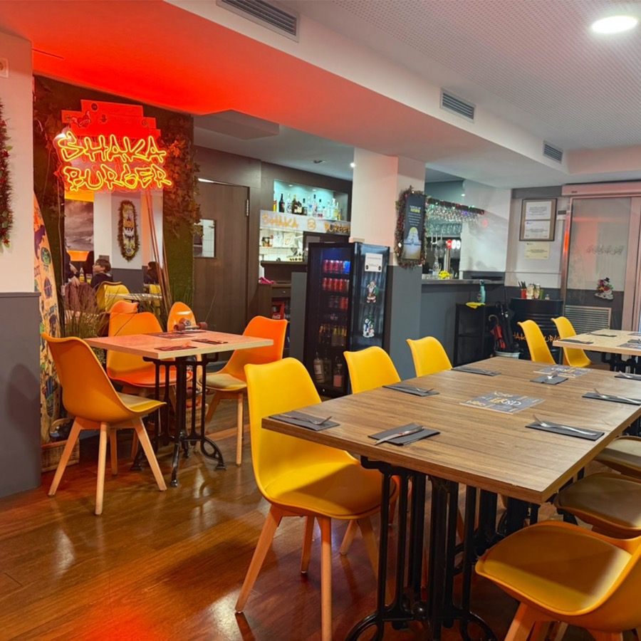 Comedor de Shaka Burger con sillas amarillas
